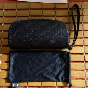 Oakley Embossed Black sunglasses set